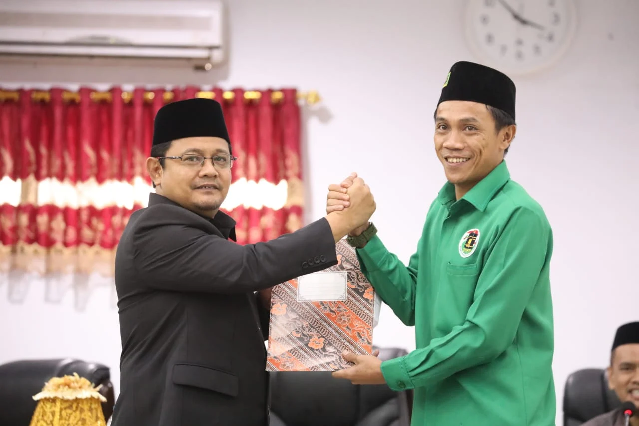 Pada tanggal yang telah ditentukan, Dewan Perwakilan Rakyat Daerah (DPRD) bersama Penjabat (Pj) Bupati Bantaeng telah menandatangani Anggaran Pendapatan dan Belanja Daerah (APBD) Tahun 2024. Penandatanganan ini menjadi momen penting dalam pengelolaan keuangan daerah yang akan berdampak langsung pada pembangunan dan pelayanan publik di Kabupaten Bantaeng. Dengan adanya APBD yang telah disepakati, diharapkan dapat meningkatkan kualitas hidup masyarakat, mempercepat pembangunan infrastruktur, serta meningkatkan daya saing daerah. Dalam artikel ini, kita akan membahas secara mendalam mengenai proses penandatanganan APBD 2024, pemanfaatan anggaran, serta tantangan yang dihadapi dalam implementasinya. 1. Proses Penandatanganan APBD 2024 Proses penandatanganan APBD merupakan tahap krusial dalam siklus penganggaran daerah. Sebelum penandatanganan, DPRD dan Pemerintah Daerah melalui Pj Bupati Bantaeng melakukan serangkaian pembahasan yang mendalam mengenai rancangan anggaran yang diajukan. Pembahasan ini melibatkan berbagai stakeholder, termasuk masyarakat, untuk memastikan bahwa kebutuhan dan aspirasi publik terakomodasi dalam anggaran yang direncanakan. Di Bantaeng, proses ini dimulai dengan penyampaian Rancangan APBD (RAPBD) oleh Pj Bupati kepada DPRD. Selanjutnya, DPRD melakukan pembahasan dalam berbagai komisi untuk mengevaluasi dan memberikan rekomendasi terhadap RAPBD tersebut. Komisi-komisi ini berfokus pada bidang-bidang tertentu, seperti kesehatan, pendidikan, dan infrastruktur. Dalam proses ini, anggota DPRD berperan aktif dalam menanyakan berbagai aspek dari anggaran yang diajukan, termasuk alokasi dana, prioritas program, serta dampak jangka panjang yang diharapkan. Setelah pembahasan selesai, RAPBD akan dibawa ke Rapat Paripurna untuk mendapatkan persetujuan dari seluruh anggota DPRD. Dengan adanya persetujuan, maka tahap penandatanganan APBD dilakukan oleh Pj Bupati dan pimpinan DPRD. Proses ini tidak hanya merupakan formalitas, tetapi juga simbol keterbukaan dan akuntabilitas dalam pengelolaan keuangan daerah. Penandatanganan ini diharapkan dapat menjadi momentum untuk mendorong kerja sama antara eksekutif dan legislatif dalam rangka mencapai tujuan pembangunan daerah. 2. Alokasi Anggaran dan Prioritas Program Setelah penandatanganan APBD 2024, alokasi anggaran menjadi salah satu hal yang paling banyak diperbincangkan. Dalam APBD tersebut, Pj Bupati dan DPRD telah menetapkan beberapa prioritas program yang menjadi fokus utama. Salah satu yang paling penting adalah peningkatan infrastruktur, yang mencakup pembangunan jalan, jembatan, dan sarana publik lainnya. Infrastruktur yang baik merupakan fondasi bagi pertumbuhan ekonomi dan peningkatan kualitas hidup masyarakat. Selain infrastruktur, sektor kesehatan juga mendapatkan perhatian serius dalam APBD 2024. Anggaran yang dialokasikan untuk fasilitas kesehatan diharapkan dapat meningkatkan akses masyarakat terhadap layanan kesehatan yang berkualitas. Di sisi lain, pendidikan juga tidak luput dari perhatian. Program-program yang mendukung peningkatan kualitas pendidikan, baik melalui peningkatan fasilitas, pelatihan guru, maupun bantuan kepada siswa dari keluarga kurang mampu menjadi bagian penting dalam alokasi anggaran. Dalam pembahasan alokasi anggaran ini, partisipasi masyarakat juga menjadi kunci. Masyarakat diberi kesempatan untuk menyampaikan aspirasi dan masukan terkait prioritas program yang dianggap penting. Dengan melibatkan masyarakat, diharapkan APBD yang disusun benar-benar mencerminkan kebutuhan dan harapan publik. Selain itu, pengawasan publik dalam penggunaan anggaran juga menjadi penting untuk memastikan bahwa setiap rupiah yang dikeluarkan memberikan manfaat yang maksimal bagi masyarakat. 3. Tantangan dalam Implementasi APBD 2024 Meskipun APBD 2024 telah disepakati dan diharapkan dapat memberikan dampak positif bagi masyarakat, tantangan dalam implementasinya tidak dapat diabaikan. Salah satu tantangan utama adalah pengawasan dan akuntabilitas penggunaan anggaran. Tanpa adanya pengawasan yang ketat, kemungkinan terjadinya penyimpangan atau ketidakefektifan pemanfaatan anggaran bisa saja terjadi. Oleh karena itu, peran DPRD sebagai pengawas anggaran sangat penting untuk memastikan bahwa dana yang dialokasikan digunakan sesuai dengan peruntukannya. Selain itu, tantangan lain yang dihadapi adalah perubahan yang cepat dalam kondisi sosial ekonomi. Situasi yang tidak terduga, seperti bencana alam atau krisis kesehatan, dapat mempengaruhi realisasi anggaran. Dalam situasi seperti ini, pemerintah daerah harus mampu beradaptasi dan mengambil langkah-langkah strategis untuk memastikan bahwa program-program prioritas tetap berjalan. Tantangan lain adalah keterbatasan sumber daya manusia dan kapasitas organisasi di pemerintah daerah. Kualitas sumber daya manusia yang terlibat dalam pengelolaan anggaran sangat menentukan keberhasilan implementasi APBD. Oleh karena itu, peningkatan kapasitas melalui pelatihan dan pengembangan kompetensi pegawai perlu menjadi perhatian utama. Dengan meningkatkan kapasitas aparatur pemerintah, diharapkan pengelolaan anggaran dapat dilakukan dengan lebih baik dan sesuai dengan harapan masyarakat. 4. Harapan untuk Masa Depan Dengan ditandatanganinya APBD 2024, harapan besar terpancar dari berbagai elemen masyarakat di Bantaeng. Di tengah tantangan dan dinamika yang ada, masyarakat berharap agar pemanfaatan anggaran dapat dilakukan secara transparan dan akuntabel. Pengelolaan yang baik diharapkan mampu meningkatkan pelayanan publik, mempercepat pembangunan, dan menciptakan kesejahteraan yang lebih baik bagi seluruh lapisan masyarakat. Melalui berbagai program unggulan yang tertuang dalam APBD, diharapkan Kabupaten Bantaeng dapat menjadi daerah yang lebih maju dan berdaya saing. Partisipasi aktif dari masyarakat dalam setiap tahap pengelolaan anggaran menjadi kunci untuk mencapai tujuan tersebut. Masyarakat diharapkan tidak hanya menjadi objek pembangunan, tetapi juga subjek yang berperan aktif dalam proses pembangunan di daerah. Dalam jangka panjang, keberhasilan implementasi APBD bukan hanya diukur dari pencapaian fisik semata, tetapi juga dari peningkatan kualitas hidup masyarakat. Dengan sinergi antara pemerintah daerah, DPRD, dan masyarakat, diharapkan Bantaeng dapat mencapai visi dan misinya dengan lebih baik di masa yang akan datang.