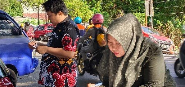 Pajak Kendaraan Bermotor (PKB) merupakan salah satu sumber pendapatan daerah yang sangat penting bagi pemerintah. Di Bantaeng, upaya untuk meningkatkan kesadaran masyarakat tentang kewajiban pembayaran pajak kendaraan terus dilakukan. Dalam sebuah operasi di pasar tradisional baru-baru ini, Samsat Bantaeng berhasil menangkap 75 unit kendaraan yang pemiliknya belum melunasi kewajiban pajaknya. Hal ini menunjukkan bahwa masih banyak masyarakat yang belum menyadari pentingnya pembayaran PKB, serta dampak positif yang bisa didapat dari kontribusi tersebut bagi pembangunan daerah. Artikel ini akan membahas lebih dalam tentang langkah-langkah yang diambil Samsat dalam mengumpulkan PKB, tantangan yang dihadapi, dan dampak dari kebijakan ini terhadap masyarakat serta daerah. Upaya Samsat Bantaeng dalam Meningkatkan Kesadaran Pajak Samsat Bantaeng telah melakukan berbagai upaya untuk meningkatkan kesadaran masyarakat mengenai pentingnya pembayaran Pajak Kendaraan Bermotor (PKB). Salah satu strategi yang diterapkan adalah dengan melakukan sosialisasi secara langsung di lokasi-lokasi strategis seperti pasar tradisional. Dalam konteks ini, pasar tradisional menjadi tempat yang ideal karena ramai dikunjungi oleh masyarakat, sehingga memberikan kesempatan yang baik untuk menyampaikan informasi berkenaan dengan kewajiban pajak. Sosialisasi ini tidak hanya sekedar memberikan informasi mengenai cara membayar pajak, tetapi juga menjelaskan dampak positif yang dihasilkan dari pembayaran pajak bagi pembangunan daerah. Misalnya, pajak yang dibayar oleh pemilik kendaraan akan digunakan untuk pembangunan infrastruktur, fasilitas umum, dan pelayanan masyarakat. Dengan penjelasan yang jelas dan mudah dipahami, diharapkan masyarakat bisa lebih paham dan termotivasi untuk memenuhi kewajiban pajaknya. Selain sosialisasi, Samsat Bantaeng juga mengadakan kegiatan penertiban di pasar-pasar tradisional. Kegiatan ini dilakukan dengan kerjasama pihak kepolisian dan Dinas Perhubungan, yang bertujuan untuk mendata kendaraan yang belum membayar pajak. Dalam kegiatan ini, petugas akan memeriksa surat-surat kendaraan dan langsung memberikan sanksi bagi pemilik yang melanggar kewajiban pajak. Hal ini merupakan langkah preventif untuk meningkatkan kesadaran masyarakat akan pentingnya pajak. Meskipun upaya ini cukup efektif, tantangan yang dihadapi tidak sedikit. Banyak masyarakat yang masih belum menganggap penting kewajiban membayar pajak, dan ada pula yang kurang memahami prosedur dan syarat pembayaran. Untuk itu, Samsat Bantaeng perlu melakukan pendekatan yang lebih persuasif dan edukatif. Dengan melibatkan tokoh masyarakat dan melakukan kampanye yang lebih intensif, diharapkan kesadaran pajak bisa meningkat kembali. Tantangan dalam Penegakan Hukum Pajak Kendaraan Dalam melakukan penegakan hukum terkait pajak kendaraan, Samsat Bantaeng dihadapkan pada berbagai tantangan. Salah satu tantangan utama adalah rendahnya kesadaran pajak di kalangan masyarakat. Banyak dari mereka yang masih menganggap pajak kendaraan adalah beban tambahan, tanpa menyadari bahwa pajak tersebut memiliki manfaat langsung bagi mereka, seperti perbaikan infrastruktur jalan dan peningkatan pelayanan publik. Selain itu, ada juga tantangan dari segi data. Banyak kendaraan yang terdaftar di Samsat tetapi tidak pernah melakukan pembayaran pajak secara rutin. Hal ini mengakibatkan kesulitan dalam mendata dan mengidentifikasi kendaraan yang menunggak pajak. Untuk mengatasi masalah ini, Samsat Bantaeng harus meningkatkan kerjasama dengan instansi terkait, seperti kepolisian dan Dinas Perhubungan, guna mendapatkan informasi yang akurat mengenai kendaraan yang beredar dan pemiliknya. Kendala lain yang dihadapi adalah adanya resistensi dari masyarakat. Sebagian orang merasa bahwa penertiban pajak ini adalah tindakan yang tidak adil atau represif. Oleh karena itu, pendekatan yang lebih persuasif dan edukatif sangat diperlukan untuk menjelaskan kepada masyarakat mengenai pentingnya memenuhi kewajiban pajak. Melalui dialog dan komunikasi yang baik, diharapkan bisa mengubah pola pikir masyarakat terhadap kewajiban pajak. Samsat Bantaeng juga harus menghadapi tantangan dari segi sumber daya. Dengan jumlah petugas yang terbatas, penertiban di lapangan mungkin tidak bisa dilakukan secara maksimal. Oleh karena itu, pemanfaatan teknologi informasi dan sistem digital dalam pengelolaan data kendaraan perlu ditingkatkan. Dengan mengembangkan aplikasi dan platform online, diharapkan masyarakat dapat lebih mudah mengakses informasi mengenai pajak dan melakukan pembayaran secara online. Dampak Positif Pembayaran PKB bagi Pembangunan Daerah Pembayaran Pajak Kendaraan Bermotor (PKB) memiliki dampak yang sangat signifikan bagi pembangunan daerah. Dengan meningkatnya kesadaran masyarakat untuk membayar pajak, pendapatan daerah akan mengalami peningkatan yang signifikan. Pendapatan ini akan digunakan untuk berbagai program pembangunan yang berujung pada peningkatan kualitas hidup masyarakat. Salah satu dampak langsung dari pembayaran PKB adalah perbaikan infrastruktur jalan. Dengan adanya dana yang diperoleh dari pajak kendaraan, pemerintah daerah dapat melakukan perbaikan jalan, pembangunan jembatan, dan fasilitas umum lainnya. Hal ini tentu saja akan meningkatkan aksesibilitas masyarakat terhadap berbagai layanan dan aktivitas ekonomi. Selain itu, dana yang berasal dari PKB juga dapat digunakan untuk program-program sosial, seperti pendidikan, kesehatan, dan pelatihan kerja. Dengan adanya program-program ini, masyarakat akan diuntungkan karena mendapatkan akses yang lebih baik terhadap pendidikan dan pelayanan kesehatan. Di jangka panjang, ini akan berkontribusi pada peningkatan kualitas sumber daya manusia di daerah tersebut. Dampak positif lainnya adalah terciptanya kesadaran kolektif di masyarakat. Ketika masyarakat mulai paham akan pentingnya membayar pajak, mereka akan lebih proaktif dalam berpartisipasi dalam pembangunan daerah. Hal ini akan menciptakan iklim yang kondusif bagi pertumbuhan ekonomi dan kesejahteraan masyarakat secara keseluruhan. Di sisi lain, keberhasilan Samsat Bantaeng dalam menjaring kendaraan yang menunggak pajak juga dapat memberikan efek jera bagi pemilik kendaraan lainnya. Ketika masyarakat melihat penegakan hukum yang dilakukan, mereka akan lebih cenderung untuk memenuhi kewajiban pajak mereka demi menghindari sanksi. Peran Masyarakat dalam Meningkatkan Kesadaran Pajak Masyarakat memiliki peran penting dalam meningkatkan kesadaran akan kewajiban membayar Pajak Kendaraan Bermotor (PKB). Sebagai warga negara yang baik, partisipasi masyarakat dalam memenuhi kewajiban pajak merupakan bentuk tanggung jawab sosial. Masyarakat dapat berperan sebagai agen perubahan dengan menyebarluaskan informasi mengenai pentingnya membayar pajak kepada teman, keluarga, dan lingkungan di sekitar mereka. Salah satu langkah yang bisa dilakukan masyarakat adalah dengan ikut serta dalam kegiatan sosialisasi yang diadakan oleh Samsat Bantaeng. Dengan hadir dalam kegiatan tersebut, masyarakat tidak hanya mendapatkan informasi lebih mendalam mengenai pajak, tetapi juga dapat bertanya langsung kepada petugas tentang hal-hal yang belum dipahami. Keterlibatan masyarakat dalam kegiatan seperti ini adalah langkah awal yang baik untuk meningkatkan kesadaran pajak. Masyarakat juga dapat membantu pemerintah daerah dalam mendata kendaraan yang belum membayar pajak. Dengan melaporkan kendaraan yang terparkir di area publik namun tidak memiliki tanda bayar pajak, masyarakat berkontribusi dalam menciptakan kesadaran kolektif tentang pentingnya keteraturan dalam membayar pajak. Dukungan dari tokoh masyarakat juga sangat berpengaruh dalam menyebarluaskan informasi mengenai pajak. Tokoh masyarakat yang memiliki pengaruh dapat menjadi jembatan antara pemerintah dan masyarakat dalam meningkatkan kesadaran pajak. Dengan mengajak tokoh masyarakat untuk mensosialisasikan pentingnya pajak, diharapkan akan muncul rasa tanggung jawab yang lebih besar di kalangan masyarakat. Kesadaran pajak seharusnya menjadi bagian dari budaya masyarakat. Jika masyarakat sudah memahami bahwa membayar pajak adalah bentuk kontribusi mereka terhadap pembangunan daerah, maka kesadaran pajak akan meningkat dengan sendirinya. Oleh karena itu, pendekatan yang berkelanjutan dan edukatif diperlukan agar masyarakat bisa melihat pajak tidak hanya sebagai kewajiban, tetapi juga sebagai hak mereka untuk mendapatkan pelayanan publik yang lebih baik. Kesimpulan Pajak Kendaraan Bermotor (PKB) merupakan sumber pendapatan yang penting bagi pembangunan daerah, dan upaya Samsat Bantaeng dalam menjaring pemilik kendaraan yang belum membayar pajak patut diapresiasi. Melalui berbagai kegiatan sosialisasi dan penertiban di lapangan, Samsat Bantaeng berhasil meningkatkan kesadaran masyarakat akan pentingnya memenuhi kewajiban pajak. Namun, tantangan dalam penegakan hukum pajak masih ada, dan perlu adanya kolaborasi antara pemerintah dan masyarakat untuk menciptakan kesadaran kolektif yang lebih baik. Di sisi lain, dampak positif dari pembayaran PKB bagi pembangunan daerah sangat besar. Dengan meningkatnya pendapatan daerah, berbagai program pembangunan dapat dilaksanakan, yang pada akhirnya akan meningkatkan kualitas hidup masyarakat. Peran masyarakat dalam meningkatkan kesadaran pajak tidak dapat dipandang sebelah mata, dan kolaborasi antara pemerintah dan masyarakat sangat diperlukan untuk menciptakan ekosistem yang sehat dalam pemenuhan kewajiban pajak.